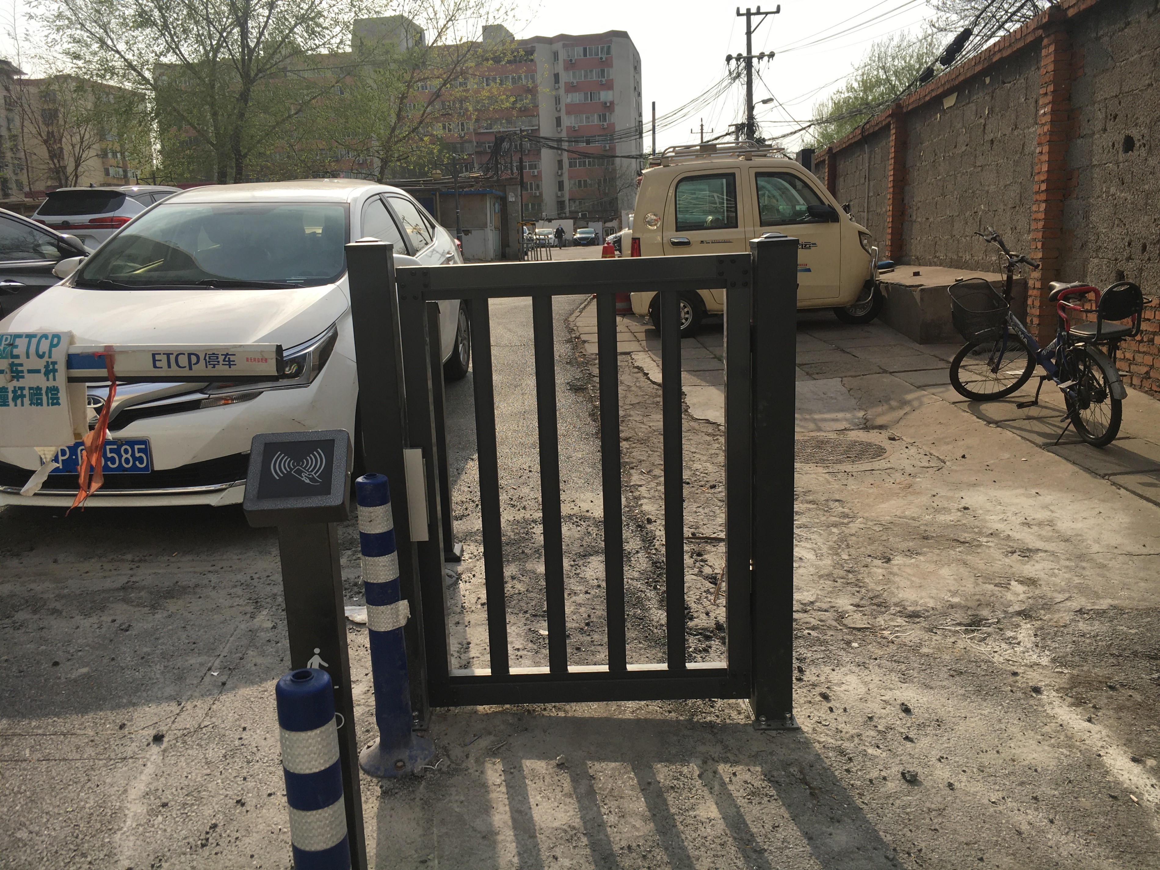 宣祥家園小區(qū)刷卡半自動(dòng)門(mén)門(mén)禁安裝完成