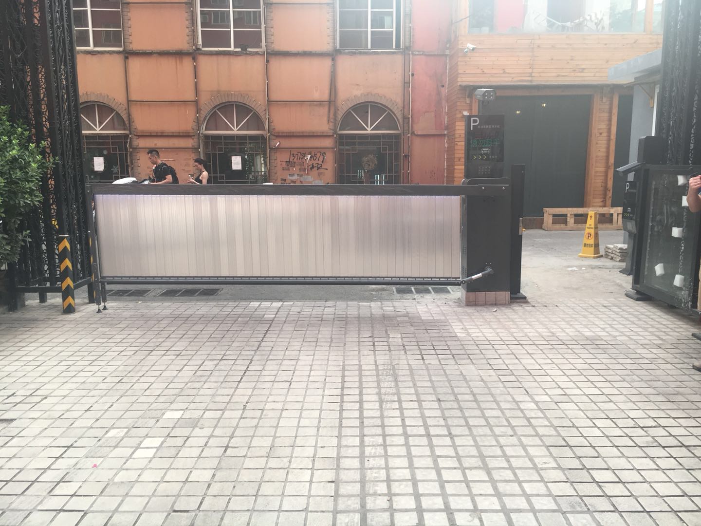 幸福公寓車(chē)牌設(shè)別道閘系統(tǒng)和自動(dòng)門(mén)禁系統(tǒng)