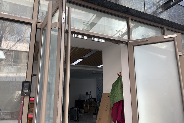 北京明灝科技公司?？低暼四樧R(shí)別遠(yuǎn)程開(kāi)門(mén)門(mén)禁安裝工程